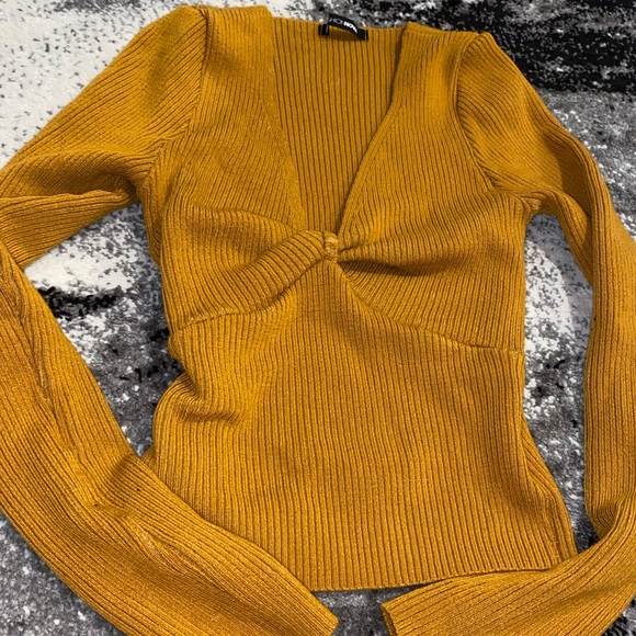 Fashion Nova stretchy yellow sweater size S - Picture 4 of 5